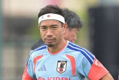 【悲報】長友、いまだ出れず