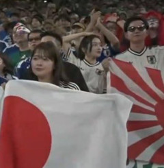 【悲報】日本人、旭日旗をW杯スタジアムで掲げて大炎上