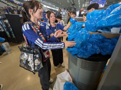 【悲報】日本サポーターが集めたゴミ、現地のゴミ箱から溢れかえってしまう