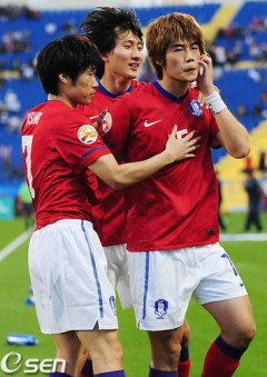 【悲報】日本人、まーた旭日旗をスタジアムに掲げて炎上