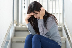 【悲報】44歳婚活女子｢タイムリミットは近いのにロクな男が寄ってこない…年収500万程度の普通の男でいいのに･････｣⇒！！