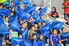 【悲報】サッカー日本代表サポーターさんの伝統「ゴミ拾い」、余ったゴミ袋のせいでゴミが増えてしまうｗｗｗｗｗｗｗｗｗｗ