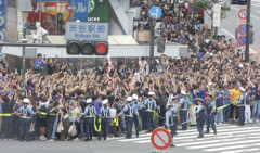 渋谷スクランブル交差点は「人・人・人」のお祭り騒ぎに　警察は「まもなく赤信号です！」と厳戒態勢
