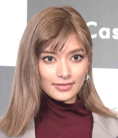 ローラさん　拒食症・うつ病・パニック障害を発症し”上の歯”のほとんどが無くなっていた
