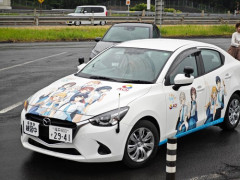 【悲報】田舎の教習所、誰も知らないアニメの痛車を導入するｗｗｗｗ