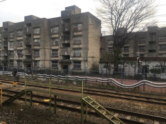 【画像】令和まで建っていた古びた団地、エモすぎてバズるｗｗｗｗ
