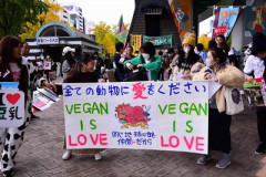 【画像】ヴィーガンさん、味の素の株式総会で決死の抗議🪧
