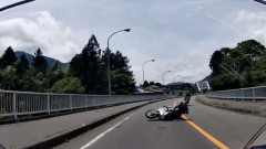 【悲報】安全運転のバイク乗りさん、反対車線から突っ込んできたバイクに轢かれてしまう