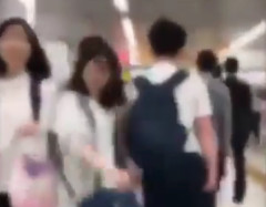 日本の「ぶつかりおじさん」の動画に世界から「自分の国にもいる！」との声。　海外の反応。