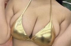 お乳がデカすぎて『モッツェレラBODY』と称されるグラドルがこちらwwwww
