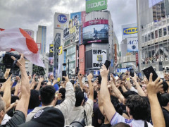 日本勝利に…渋谷カオス状態　青信号になるたび、スクランブル交差点の中央に群衆殺到