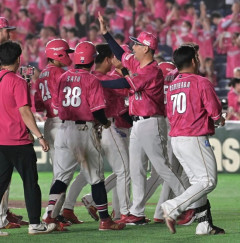 初勝利の楽天・吉井監督「私は邪魔しないようにしていた」劇的Ｖ打の黒川を評価「反省を生かして打ってくれた」