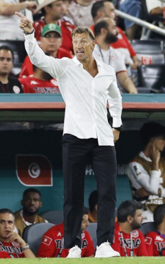 大敗のチュニジア・ルナール監督を仏紙が酷評「白シャツを汗でびしゃびしゃに濡らしたが無駄だった」日本には高評価