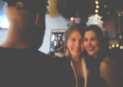 観光地の家族「あの、写真お願いしていいですか？」ワイ「はい(あ、いまナメられたな…)」