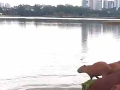 体がデカいだけじゃない。水中だって得意なんだぜ！ → 大家族で飛び込む姿はこちらです…
