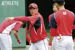 カープ石井琢朗1軍打撃コーチが意識改革「ノーヒットでも相手より1点でも多く点を取ったら勝ち」「守備と攻撃は表裏一体」