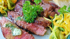 ステーキをウェルダンで食べるやつって