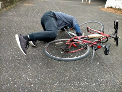 X民「車に乗っていたら、高齢男性が乗った自転車に突っ込まれました。動画で晒します」