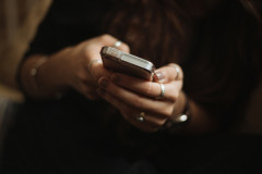 Z世代「もうネットに疲れた…スマホが出来る前の時代に産まれたかった」
