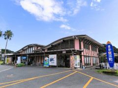 道の駅とかにある地域の特産果物のサイダーってさ
