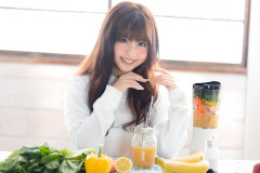 焼肉屋にて。サラダバーを1人分しか頼まず、4人で食べ回ししている家族がいた。自分(店員)の方をチラチラ見ながら延々と食べ回ししていたので、気づかれないよう後ろから…