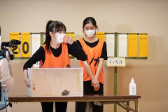 【画像】女「箱の中身はなんだろな」通行人「おっ◯い！？」女「正解」→書類送検