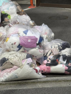 【悲報】めちゃくちゃ綺麗な『ちいかわぬいぐるみ』、ゴミ捨て場に捨てられる。一体何故……