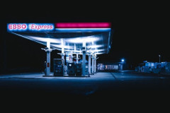 ワイ、夜中にデカいガソリンスタンドに行くのが怖すぎるｗｗｗｗｗｗｗｗ