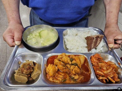 【速報】ご飯の上にケーキを載せて提供したことを理由ホームレス向け無料給食所「アンナの家」のイタリア出身キム神父に悪質コメント殺到