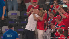 ◆悲報◆ノルウェー代表監督ソルバッケンさん、勝利が嬉しすぎてスタンドイン！嫁とキスしまくってしまう🤔