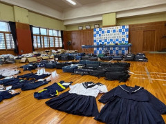 【画像】制服泥棒の男の自宅にあった押収物、大量にありすぎて警察の並べ師もお手上げｗｗｗｗ