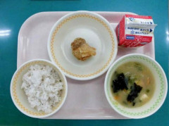 【悲報】市長さん肝いりの緑茶給食、大量に飲み残されてしまう・・・・・・・・・