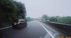 【ドラレコ】東北道で乗用車が中央分離帯に突っ込む事故