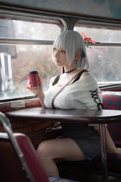 【画像】机におつぱい置くの、リアルだと違和感しかないｗｗｗｗｗｗｗｗｗ