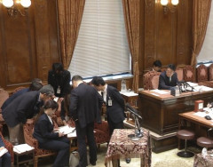 【動画】小野田大臣さん(35)、意地悪記者の質問にキレて睨みつけるｗｗｗｗｗｗｗｗｗｗ