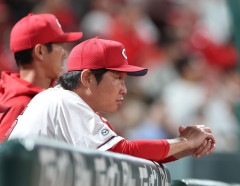 カープ新井監督、泣く。カープファン「泣きたいのはこっちだよ」