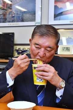 【画像】石破前首相、ものすごい顔でカップヌードルをすするｗｗｗ