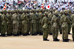 【悲報】自衛官、上司から女装を強要されキスされ触られ根性焼き→クレーンで吊り下げられてPTSD発症