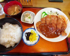 シンガポール「君達の国で5ドルで買える食事は何？」日本「800円の定食だ」