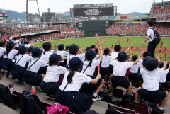 【ズムスタ】修学旅行の小学生が全力スクワット応援！統率の取れた動きに鯉党ほっこり