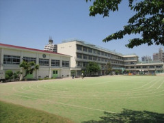 【悲報】火事の小学校、再建に5年かかり生徒は近隣に分散