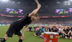 【動画】太鼓を叩くのはウーデゴーア!! 決勝T進出のノルウェー、ハーランドも監督も一体となった歓喜の「バイキング・ロー」