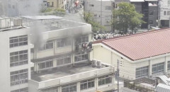 【北区小学校火災】音楽準備室で出火、児童ら11人重軽傷　女性教師「電気ストーブ近くで洗濯物を乾かしていた」失火とみて捜査