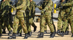 【速報】自衛隊「かわいい新人に女装させて根性焼きしてクレーンで吊るしちゃえ」→ PTSD発症