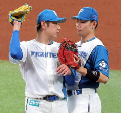 【日本ハム】表情にスタンド大爆笑　加藤貴之と清宮幸太郎がまるでカップルの距離感