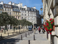 【悲報】フランス「室外機が街の景観を損ねるからエアコン付けるの禁止ね」→熱中症で40人死亡