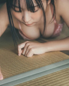 【画像】アンゴラ村長またお胸を放り出すwwwwwwww