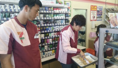 「セブンイレブンで唐揚げ棒を売っていた店員がW杯でゴール」伊東純也の写真が誤解され世界で拡散