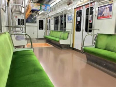 【大炎上】電車内で隣に座ったおっさん、アイドルに『恐ろしい事』をしてしまう・・・・・