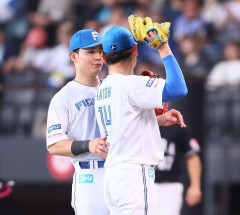 新庄監督が指と指でチュッ　清宮幸と加藤貴がマウンド横で見つめ合う　ＳＮＳ沸く「待ってました～♥笑」「ボスもナイス」